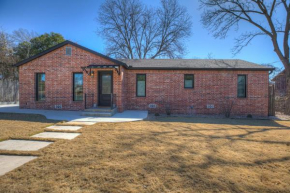 Alcove: Steps to Main St-High End Home w/Hot-tub!